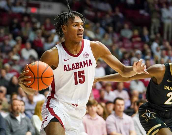 Alabama Crimson Tide forward Noah Clowney (15) drives to the basket against the Vanderbilt Commodores during the second half at Coleman Coliseum.